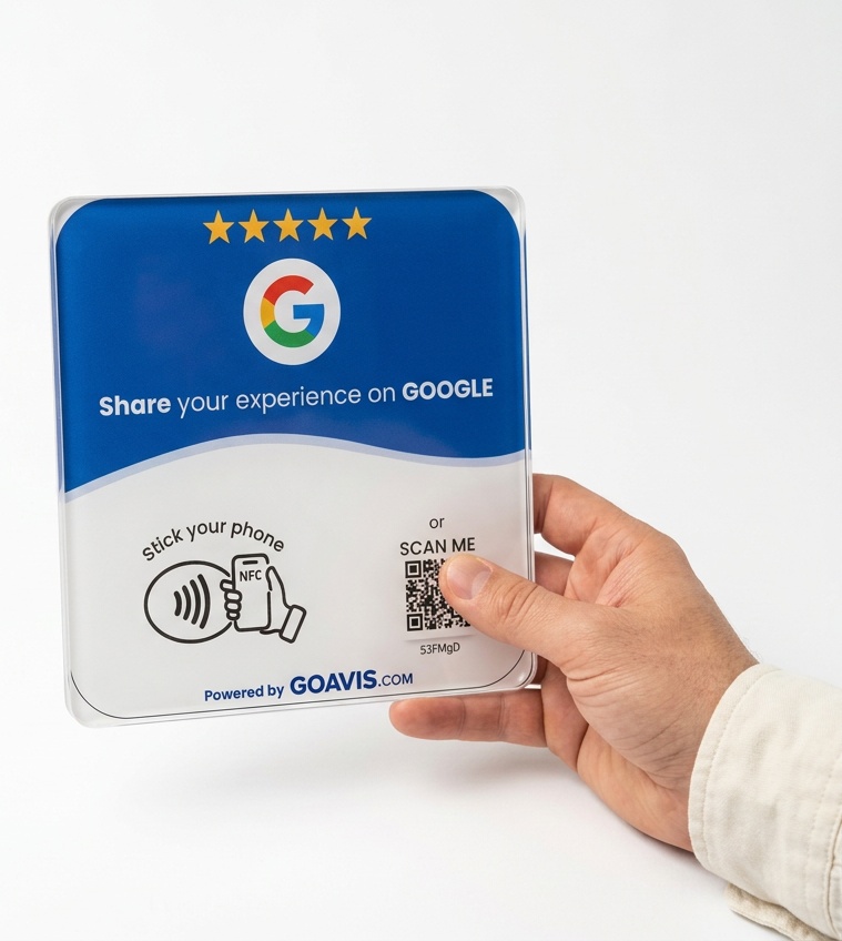 Une main tenant la plaque GoAvis NFC et QR code